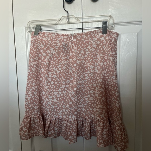Pink floral mini skirt with a tie in the front, size small - Picture 2 of 2